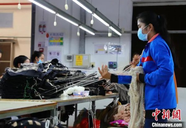 中资民营柬埔寨制衣厂:产量恢复至疫前水平!织机忙碌...
