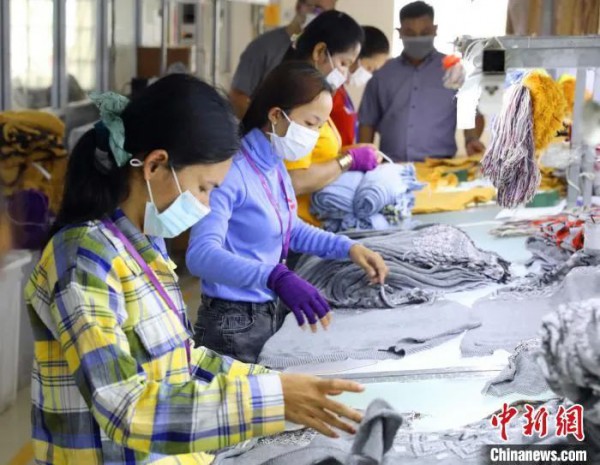 中资民营柬埔寨制衣厂:产量恢复至疫前水平!织机忙碌...