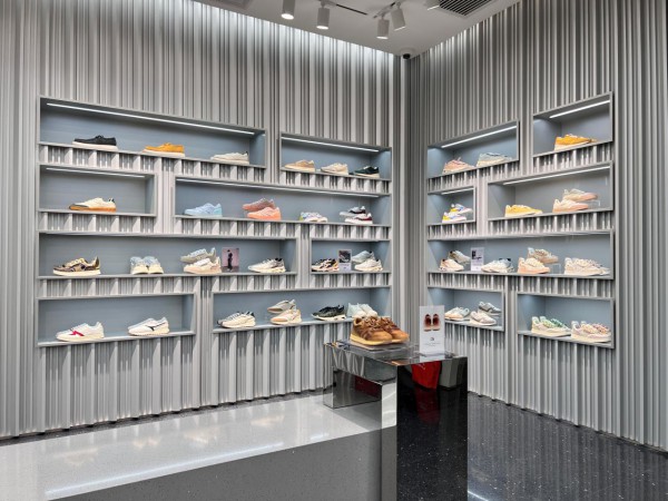 李宁集团旗下全新独立高级运动时尚品牌 LI-NING 1990（李宁 1990）国贸商城店盛大开幕