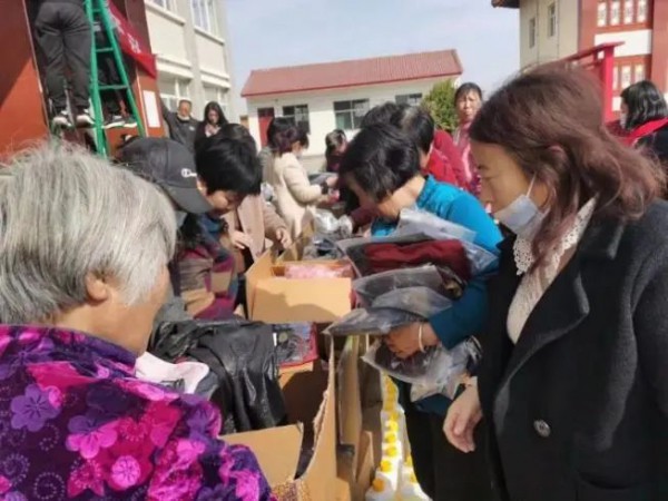 纺织之光科技教育基金会携手安莉芳控股有限公司在多地开展爱心公益活动!心系女性,情暖人!