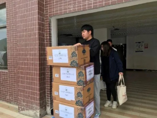 纺织之光科技教育基金会携手安莉芳控股有限公司在多地开展爱心公益活动!心系女性,情暖人!