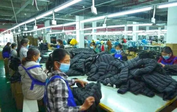 羽绒服出口美国,恒泰源服装公司订单生产忙