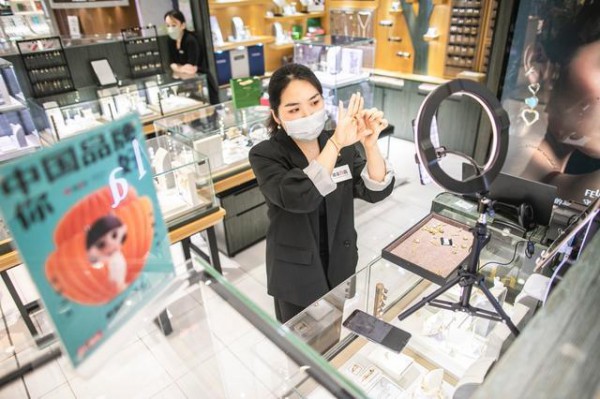 直播成专柜增长新趋势!银泰百货以“中国品牌你好”为主题,集合多个国货品牌进行直播!