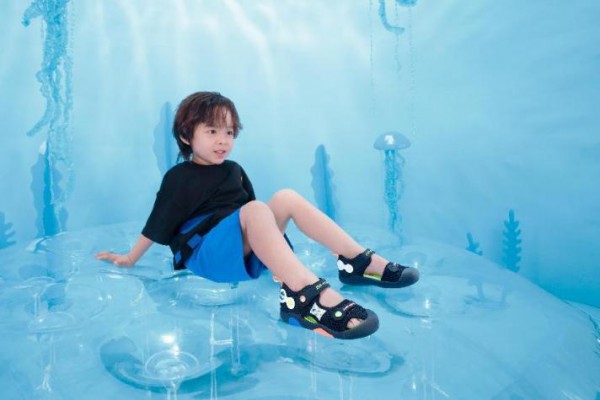 夏天儿童凉鞋怎么选? 江博士健康鞋来教你选购技巧!