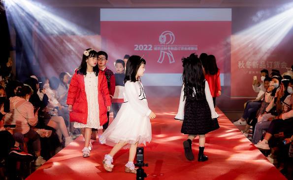 诺贝达童装2022秋冬新品发布会成都站圆满落幕!四川区域新店开业喜讯连连!