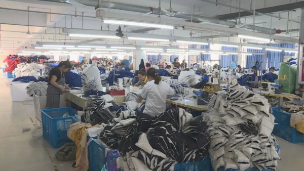 新邦服饰:开足马力赶生产 全年订单充足