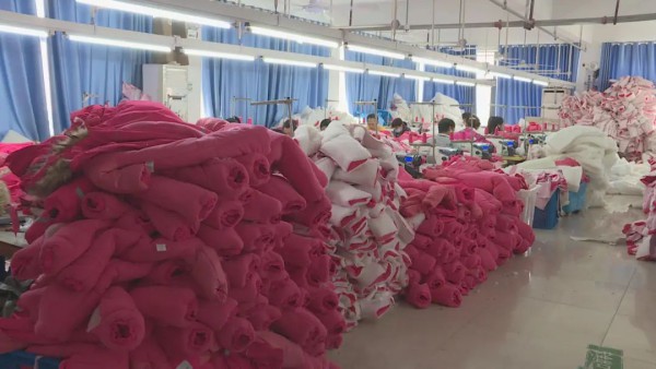 新邦服饰:开足马力赶生产 全年订单充足