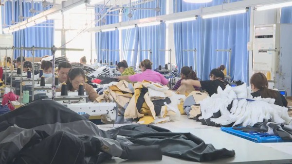 新邦服饰:开足马力赶生产 全年订单充足