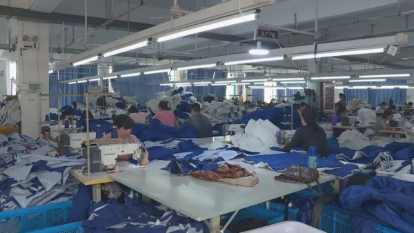 新邦服饰:开足马力赶生产 全年订单充足