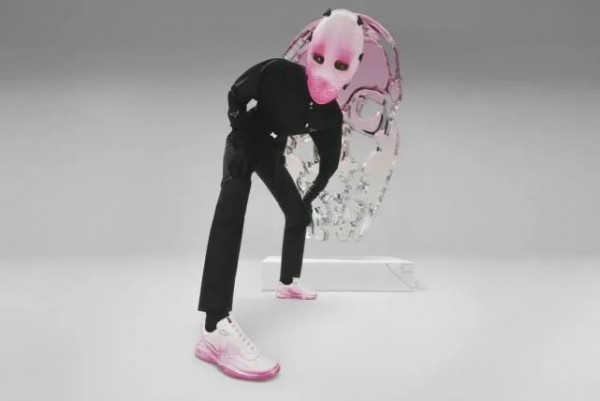 Prada携手艺术家Cassius Hirst 带来了全新定制胶囊系列