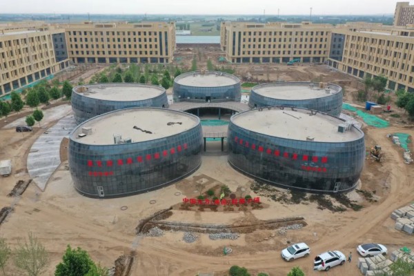 河北省工信厅消费品处领导到高邑鞋服小镇调研