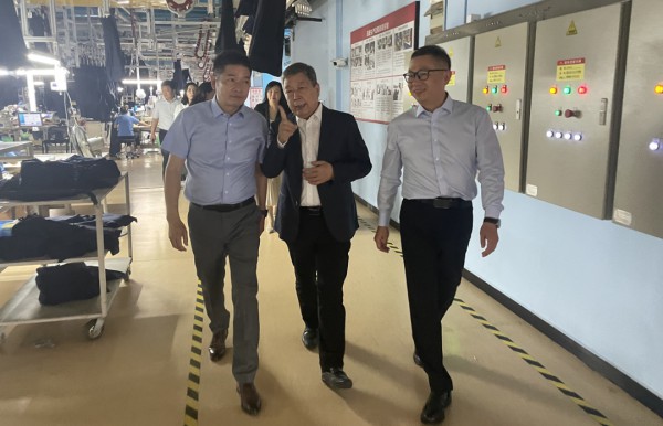 河南省服装行业协会会长李刚一行赴乔治白服饰股份有限公司考察调研