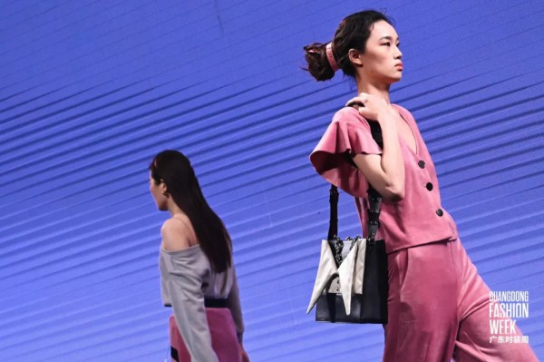 the hanah×KH Design呈现 “包容“ 主题大秀,让女性得到“衣形治愈,包治百病“