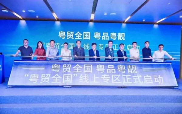 inman茵曼跨界上演“时尚”与“智慧”并重的真人风格大秀