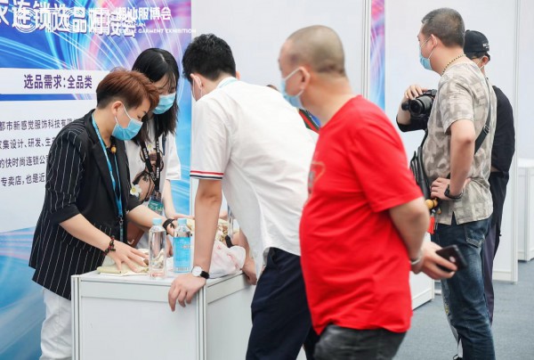 都市新感觉荣获首届潮汕服博会“影响力连锁奖”——傲立“潮”头,洞开“新”局