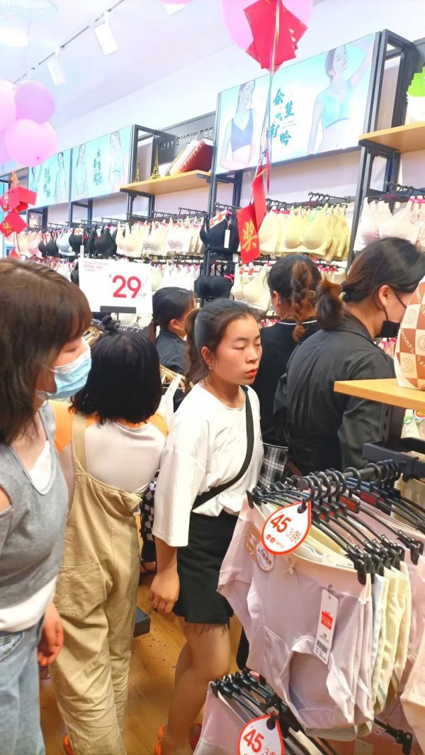 都市新感觉丨十二店华丽启幕,扛旗内衣行业,共铸实体未来!