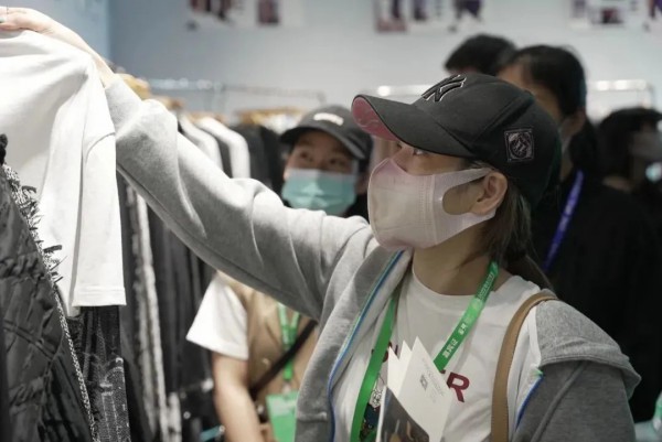 艺尚小镇举办“看见新生”为主题的秋冬订货会,开启时尚产业复苏“第一响”