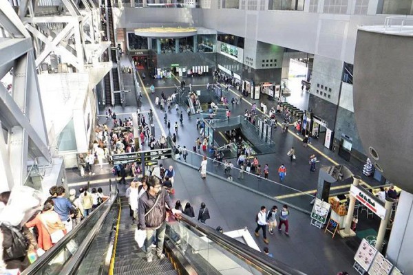 消费复苏 端午期间市民趁着优惠开始购买反季服装