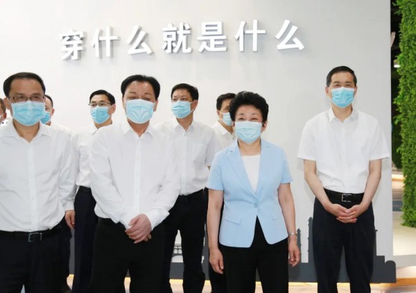 浙江省政协主席黄莉新走访调研森马