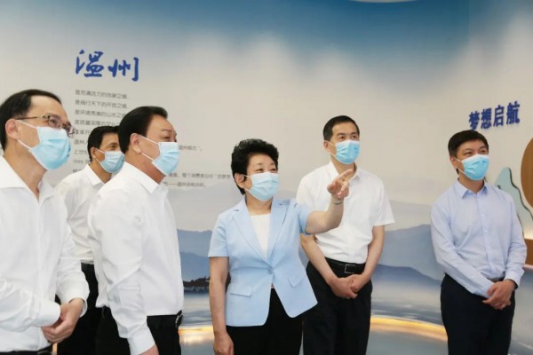 浙江省政协主席黄莉新走访调研森马