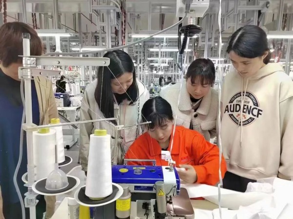 河南省“两稳一保”专项督查组到淮滨临港国际服装城调研