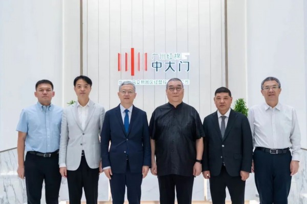 站在大湾区舞台,让中国设计与世界对话!大湾区中国服装新锐设计师联盟落户广州红棉中大门