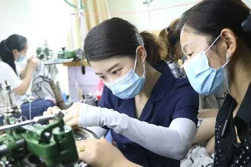 西平县大力发展毛衫产业,农民增收致富路越走越宽