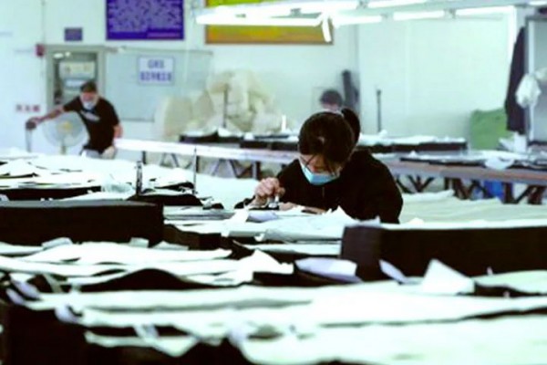 白蒲镇逸人服饰加紧为波司登赶制订单