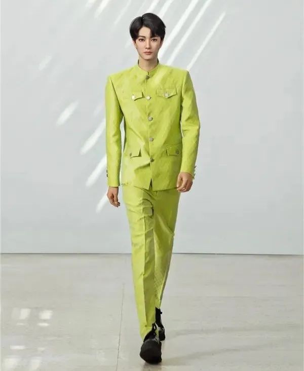 虚拟人“川 CHUAN”亮相上海时装周