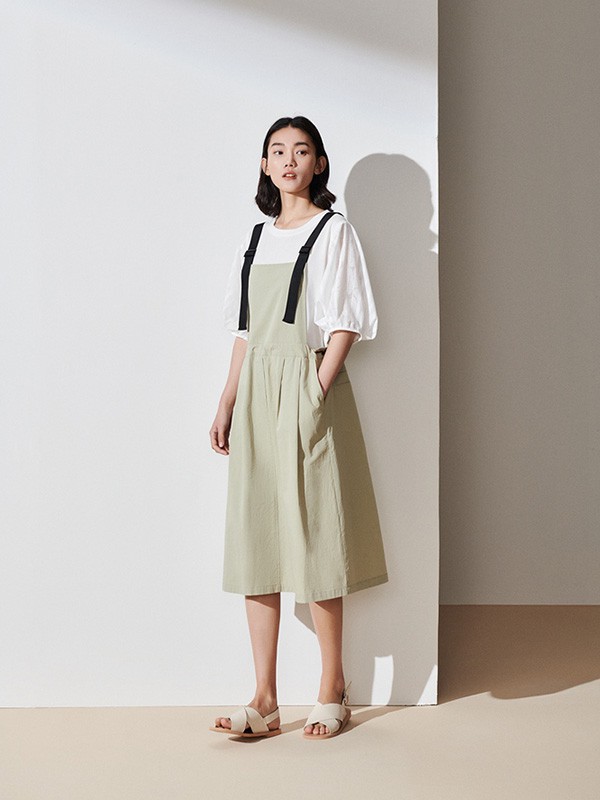 2022夏季背带裙搭配什么上衣好看 什么样的款式减龄又耐看