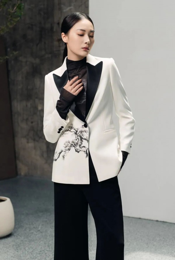 推动场景化成衣定制引领消费新时尚,红传2022A/W光影·芳华主题发布会精彩举行