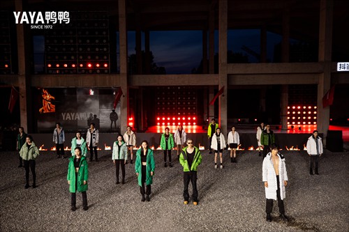 羽绒服品牌鸭鸭在废墟打造秋冬新品大秀