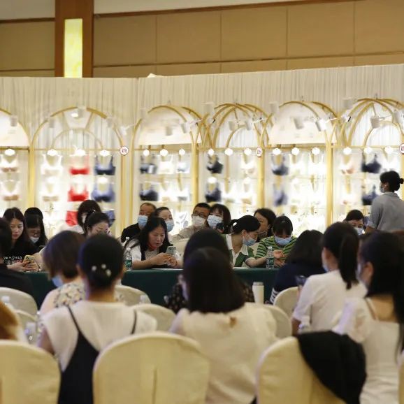 依曼丽,莎莲妮2023春夏季< 悦·时光 > 新品发布会圆满成功