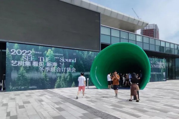 持续高温!杭州临平艺尚小镇羽绒服却卖得十分火热