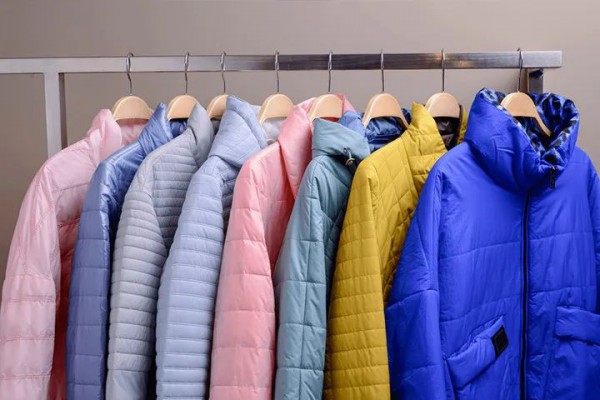 销售人员:每年7月份是买羽绒服最合适的时候