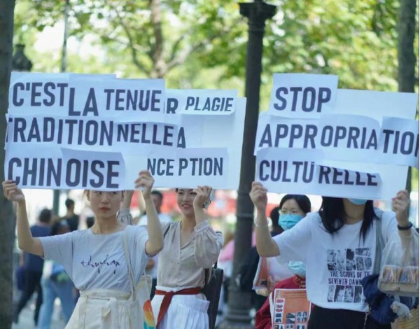 中国留学生身着汉服抗议 要求迪奥针对抄袭事件道歉