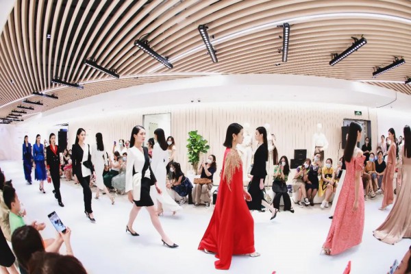 影儿创享空间启幕仪式暨2022秋季新品发布秀在深圳举行!