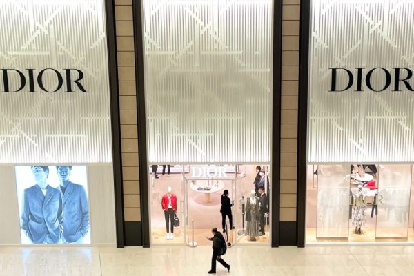 尽管迪奥丑闻不断,但销量仍在持续上涨,一年涨价两次日赚1.2亿