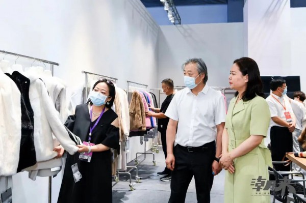 潮来动八方 携手朝未来第二十九届海宁中国皮革博览会开幕