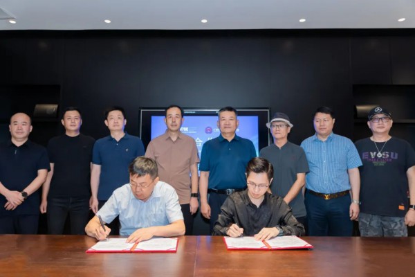 乌鲁木齐国际纺织品服装商贸中心与广东省服装服饰协会签订战略合作协议