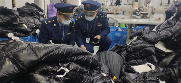 平湖市独山港分局查获一批侵权 MONCLER 羽绒服