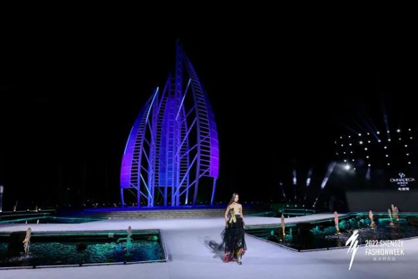 “SPACE-TIME”欧梦尼亚·毛宝宝褶皱时尚发布秀