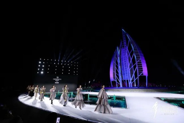 “SPACE-TIME”欧梦尼亚·毛宝宝褶皱时尚发布秀