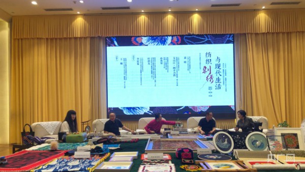 新疆:专家齐聚“对话非遗”为纺织刺绣发展谋“良方”
