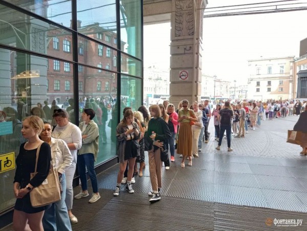 H&M退出前最后一次清库存,俄罗斯人排队购买