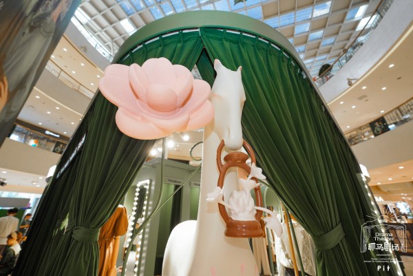 潮流女装品牌PIT限时快闪店— “抓马剧场”全国首站登录杭州城西银泰城