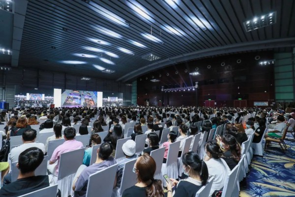 登机通知!您乘坐的时尚深圳航空时尚之旅航班即将起飞!