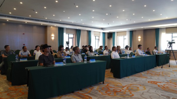 浙江省服装行业协会与四川马尔康市人民政府开展结对帮扶合作