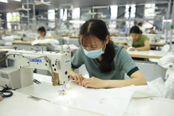 江苏东海:稳生产 赶订单