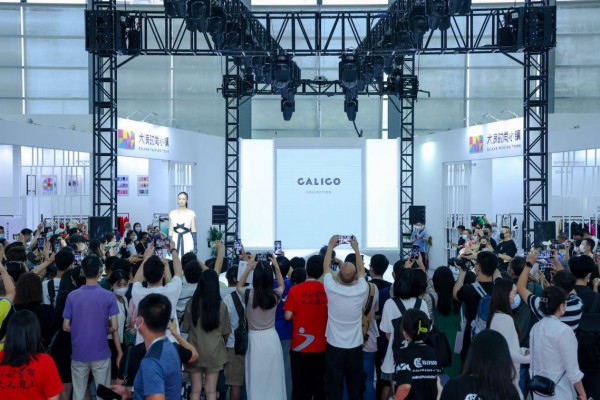 2022时尚深圳 大浪时尚小镇多样精彩正在加载中